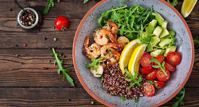 Niskokaloričan ručak – salata s kvinojom i kozicama Niskokaloričan ručak – salata s kvinojom i kozicama