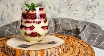 Kolač s trešnjama i pudingom – brza priprema bez pečenja!